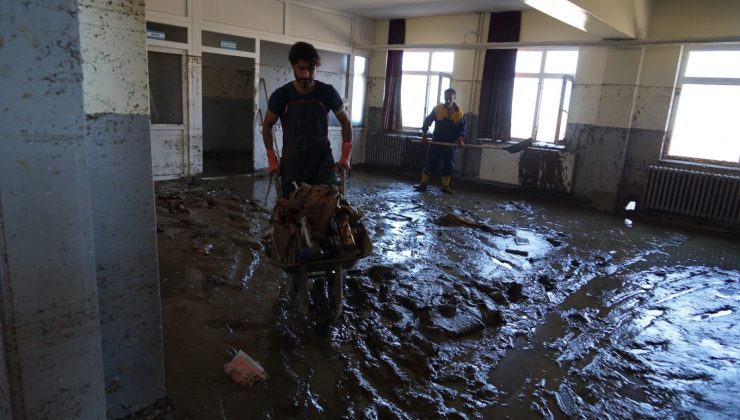 1 hafta sonra tadilata girecek olan Özlüce Ortaokulu’da selde büyük hasar aldı