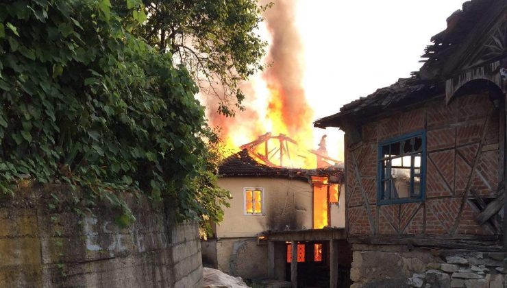 2 katlı ahşap ev alevlere teslim oldu