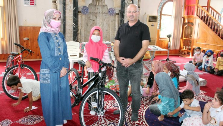 Kur´an kursuna gelen çocuklara hediyeler dağıtıyor