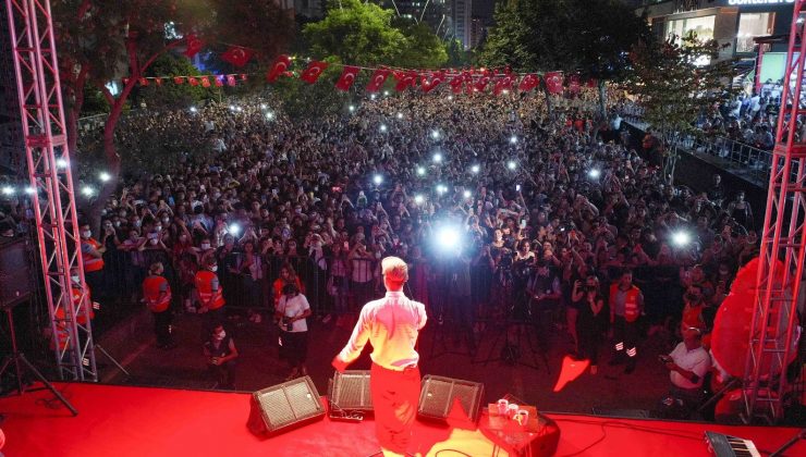 Adana’da on binler 30 Ağustos Zafer Bayramı’nı coşkuyla kutladı