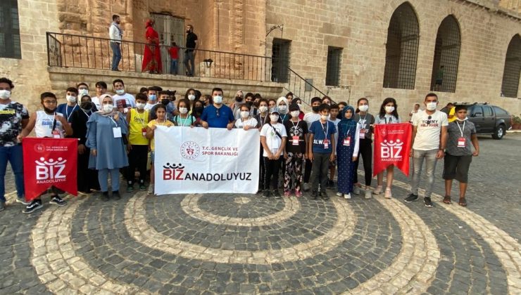 Adıyamanlı öğrenciler Mardin’in tarihi yerlerini geziyor