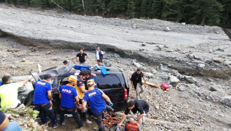 Afet bölgesine gelen Bakanlık görevlileri uçuruma uçtu: 1’i ağır 3 yaralı