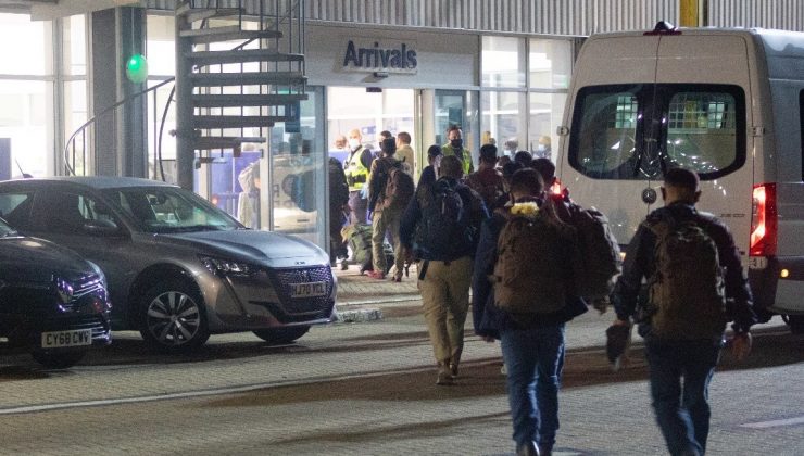 Afganistan’dan kalkan ilk tahliye uçağı İngiltere’ye ulaştı