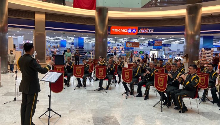 Afyonkarahisar’da TSK bando takımı konser verdi