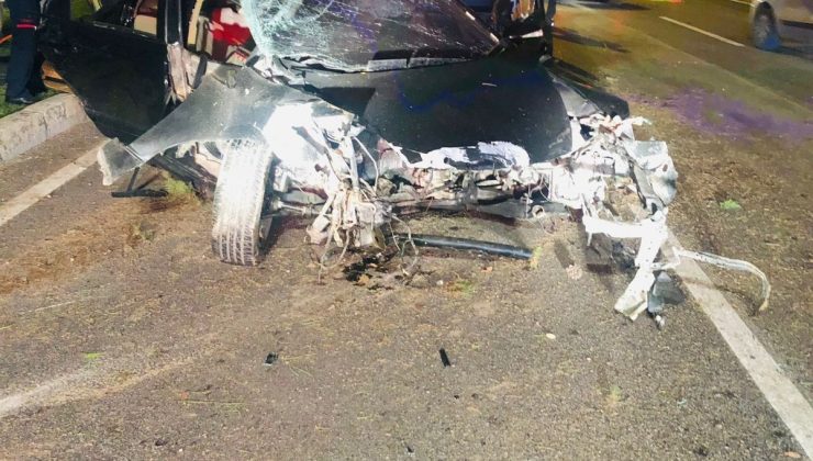 Ağaçları biçerek durabilen otomobilin motoru fırladı