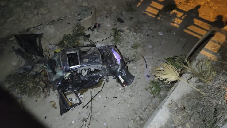 Ağaçları deviren otomobil ikiye bölündü