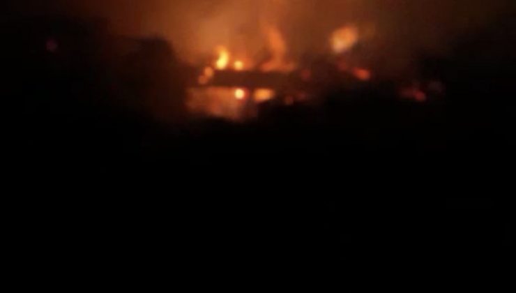 Ağrı’da tezek yığınlarında çıkan yangın paniğe neden oldu