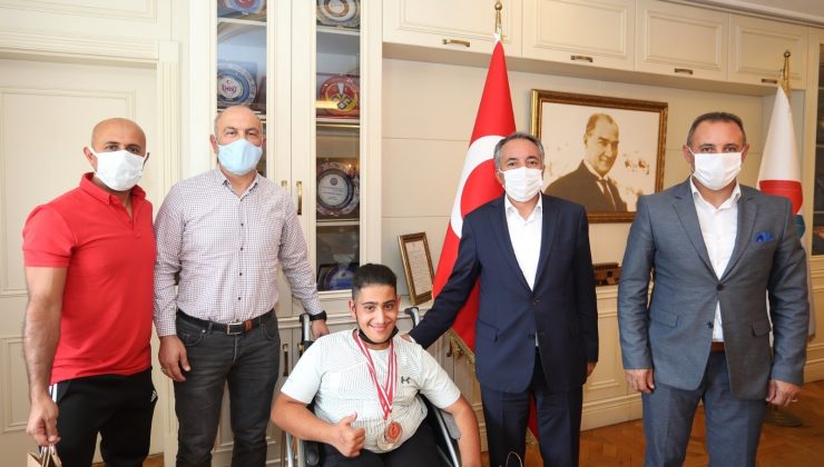 AİÇÜ Rektörü Karabulut, başarılı sporcuyu tebrik etti