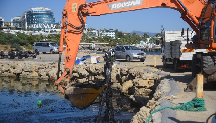 Alanya’da tekne yangının atıkları temizleniyor