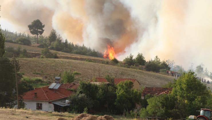 Alevler köyün etrafını sardı