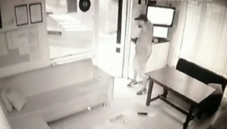 Alkollü şahsın taksi durağına saldırı anı kameraya yansıdı