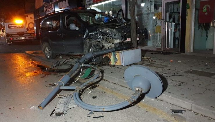 Alkollü sürücü önce araca, sonra direğe, elektrik panosuna ve ağaca çarptı
