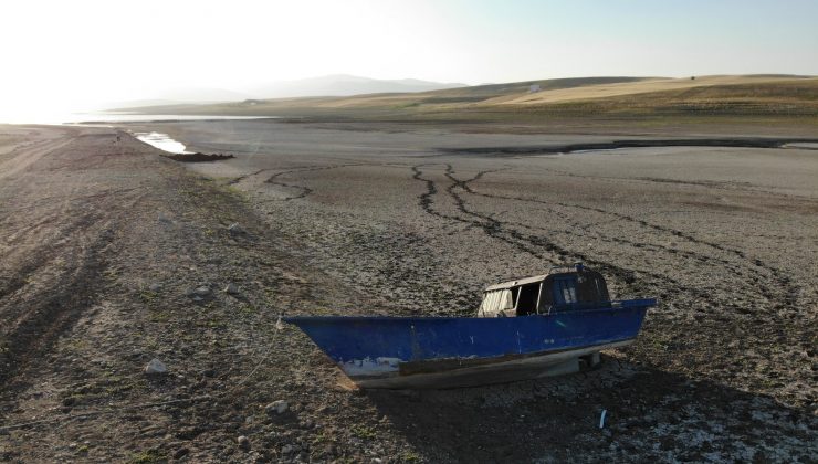 Alparslan-1 Barajı’nda sular çekildi, kayıklar karaya oturdu