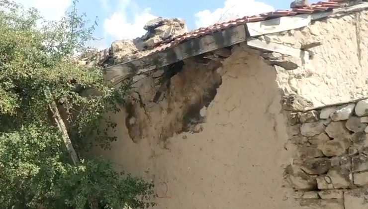 Altıntaş depreminde Afyonkarahisar’daki bir köyde ahır duvarı yıkıldı