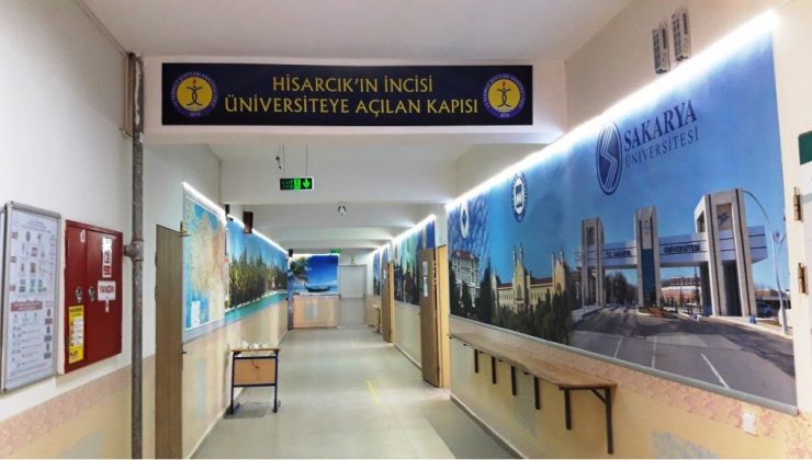 Anadolu Lisesi’nin çok amaçlı salonuna tiyatro sahnesi