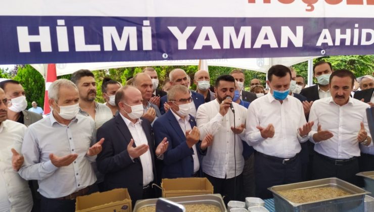 Ankaralılar hemşehrilerine aşure dağıttı