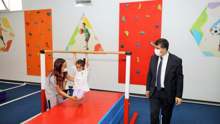 Anne ve babalar çocuklarıyla birlikte spor yapıyor