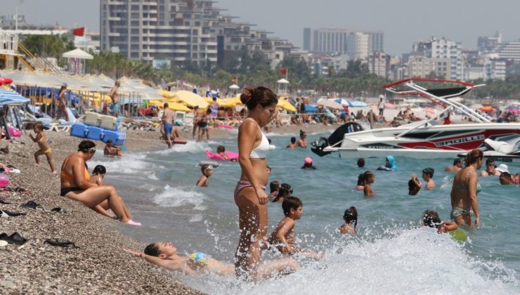 Antalya’da nem yüzde 90’a ulaştı, vatandaşlar denize akın etti