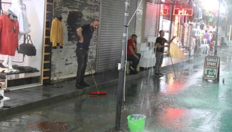 Antalya’da sağanak yağmur