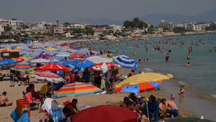 Artan korona virüs vakalarına rağmen Altınkum Plajı tıklım tıklım