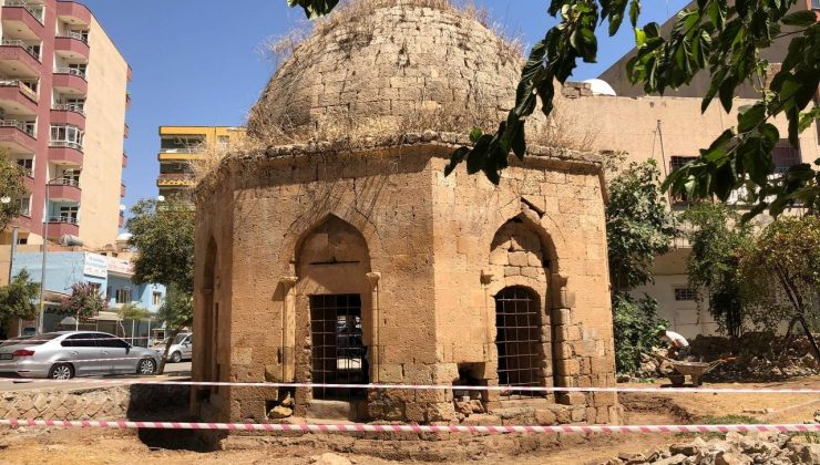 Artuklular döneminden kalan tarihi kümbetin restorasyonu sırasında 3 mezar bulundu