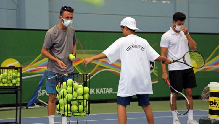 Ataşehirli çocuklar ilk kez tenis sporuyla tanıştı