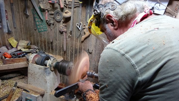 Atık ağaçlar bu ellerde sanata dönüşüyor