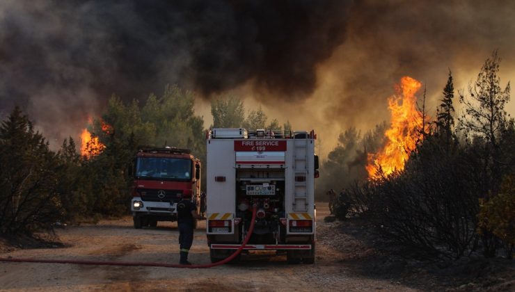 Atina çevresinde ormanlar alevlere teslim oldu
