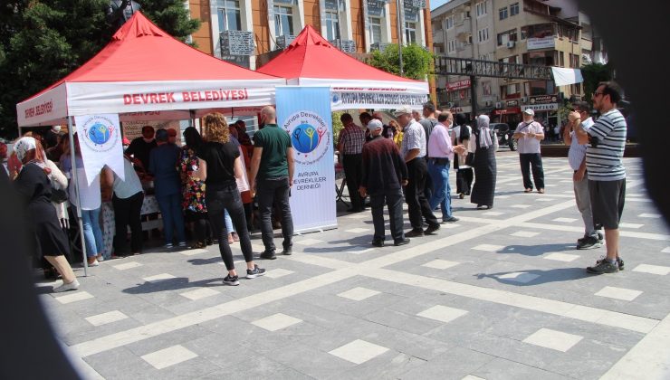 Avrupalı gurbetçiler esnaf ve vatandaşlara aşure ikramında bulundu