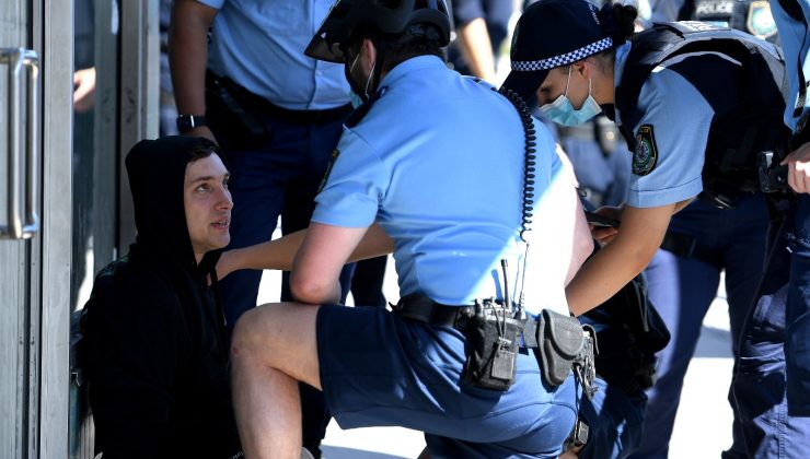 Avustralya’da Covid-19 protestolarına polis müdahalesi