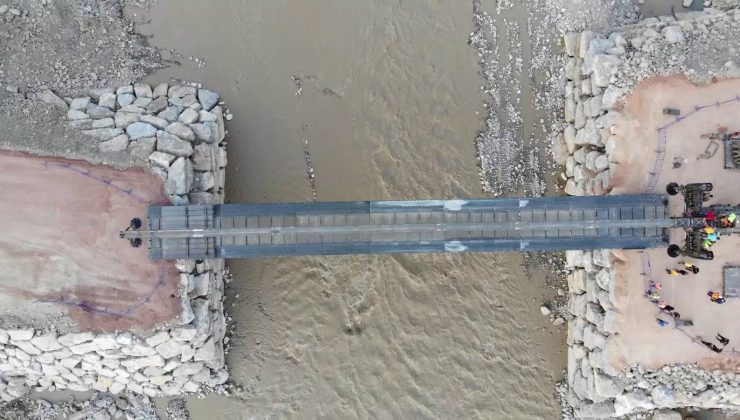 Ayancık’ta selin yıktığı köprünün yerine askeri köprü