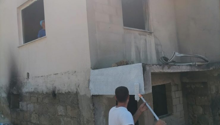 Aydıncık yangınında zarar gören evler tamir ediliyor