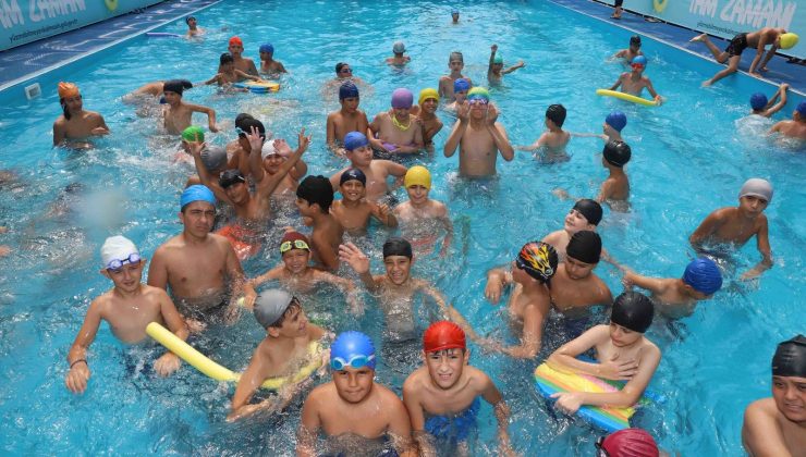 Bağcılar’da çocuklar okul bahçesinde yüzme öğreniyor