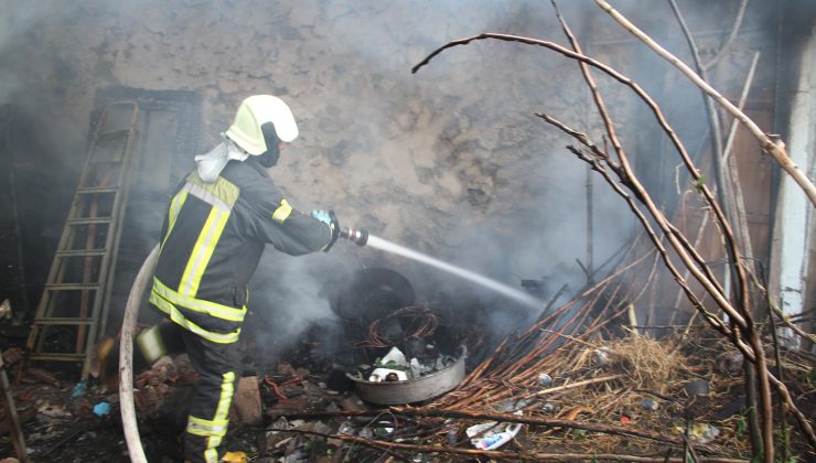 Bahçede yemek pişirmek isterken evi yaktı