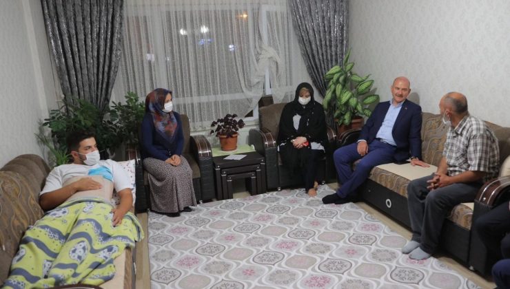 Bakan Soylu Ankara’da bıçaklı kavgada ölen Emirhan Yalçın’ın ailesini ziyaret etti