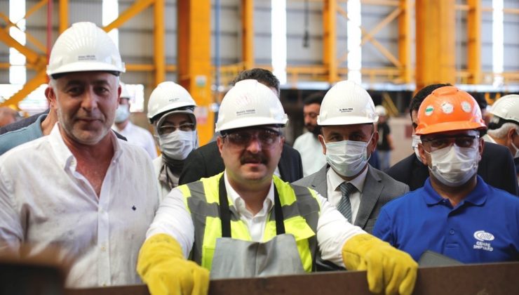 Bakan Varank dünyanın en büyük gemisine ilk kaynağı yaptı