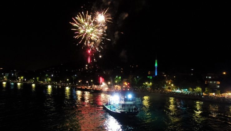 Balıkçılar havai fişek gösterisi ile ‘Vira Bismillah’ dedi