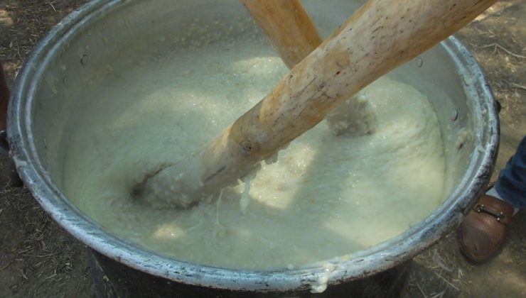 Balıkesir’de davul ve klarnet eşliğinde keşkek dövme geleneği