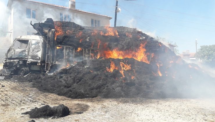 Balıkesir’de saman yüklü kamyon alev alev yandı
