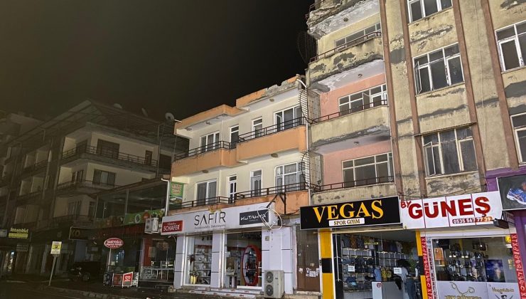 Balkona yıldırım düştü