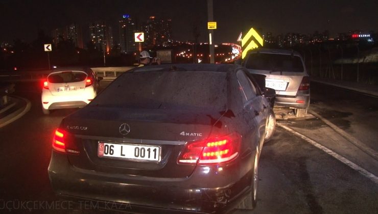 Bariyerlere çarpan araç alev aldı: 2 yaralı