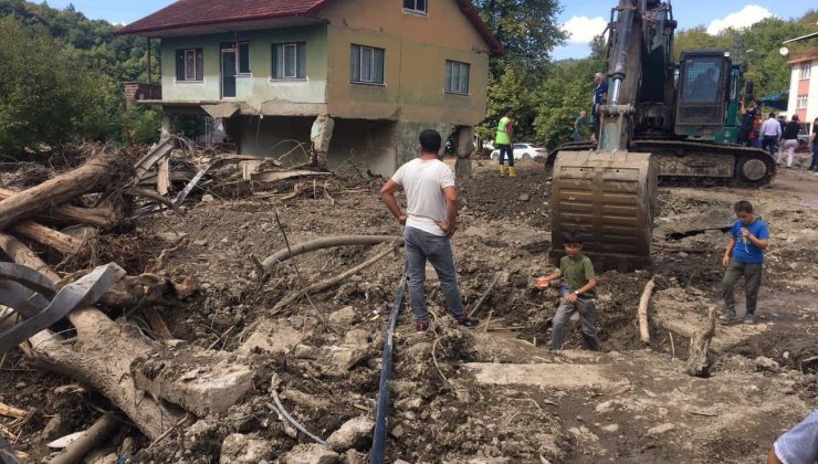 Bartın’da selden hasar gören 4 yapının yıkımına başlandı