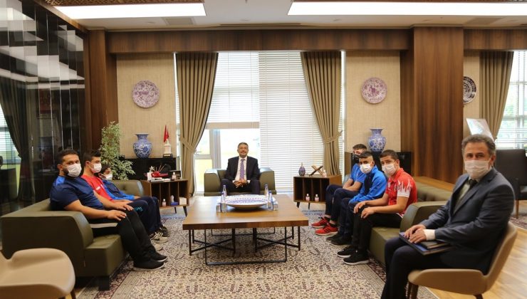 Başarılı sporcuları tebrik etti