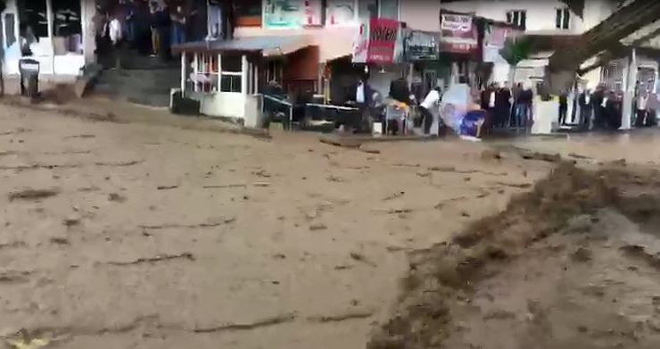 Başkale’yi sel vurdu