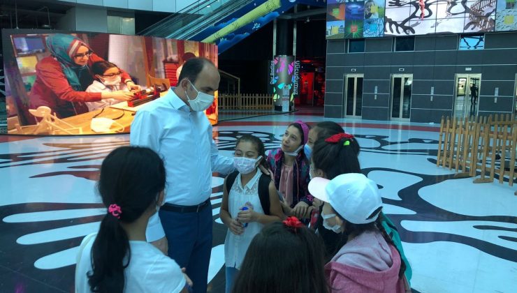 Başkan Altay Bilim Merkezinde yaz kampına katılan öğrencilerle buluştu