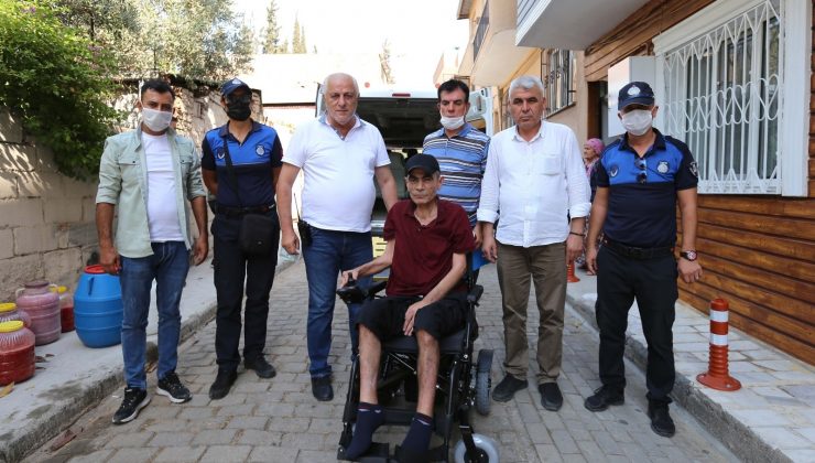 Başkan Atay’dan yürüme engelli Yavuz’a akülü araç hediyesi