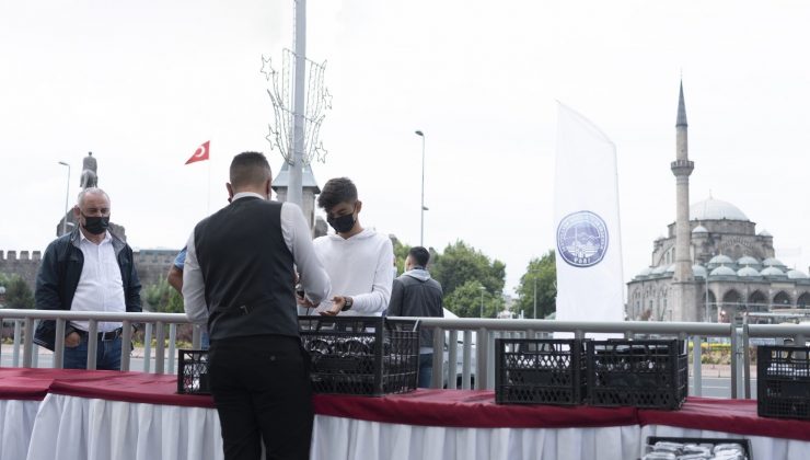 Başkan Büyükkılıç vatandaşlara aşure dağıttı