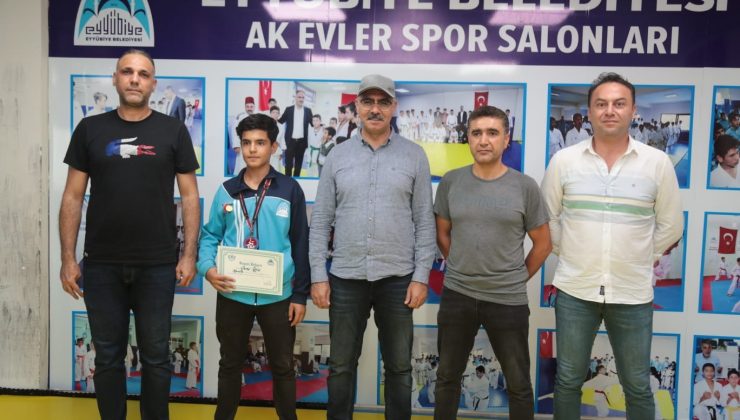 Başkan Kuş şampiyon sporcuyu ödüllendirdi