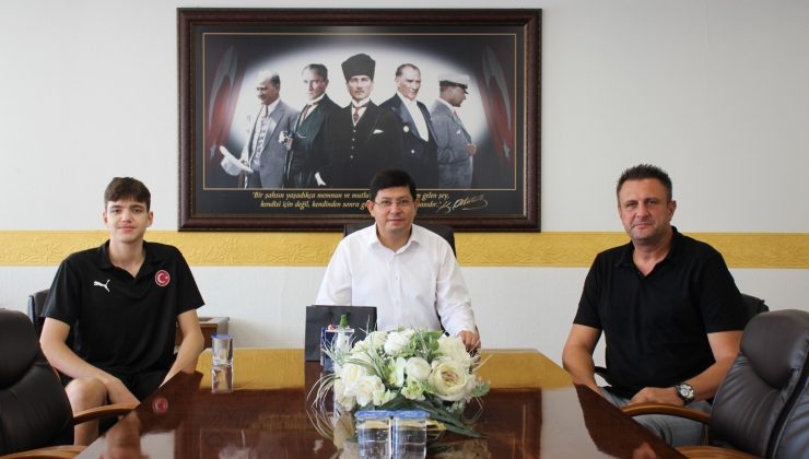 Başkan Özcan, Türkiye Basketbol Milli Takımı’na seçilen Ersöz’ü ağırladı