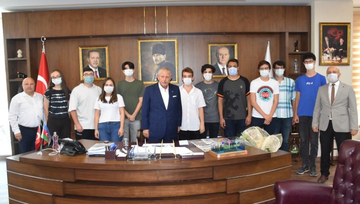 Başkan Sarı, YKS’de başarılı olan öğrencileri ödüllendirdi